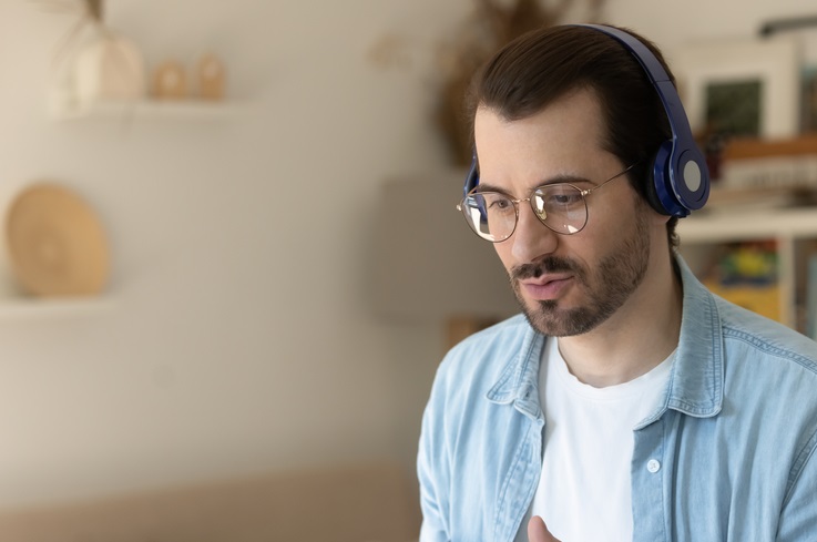 Student learning Afrikaans